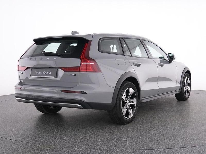 Gebraucht Volvo V60 CC Plus 197 PS (144 kW) 2023 Grau vapour grey / metallic Kombi