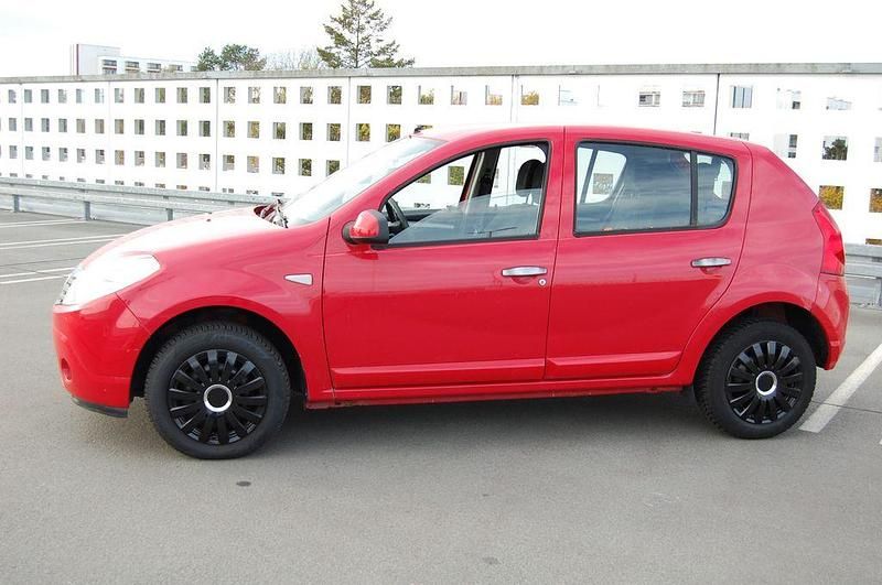 Rot Gebraucht 2009 Dacia Sandero Lauréate Kleinwagen | 3.699 € (Fairer Preis) - Bild 1/4