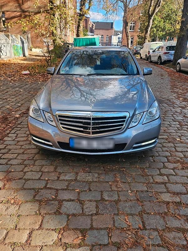 Grau Gebraucht 2011 Mercedes E350 Limousine | 5.900 € (Superpreis) - Bild 1/4