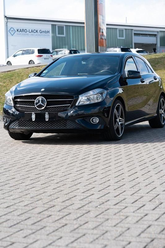 Gebraucht Mercedes A180 122 PS (89 kW) 2012 Schwarz Kleinwagen