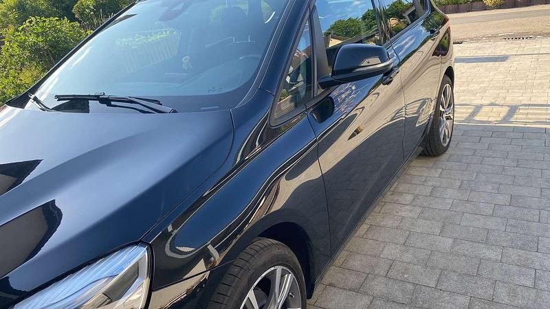 Schwarz Gebraucht 2021 BMW 220 Sport Line Kombi | 21.000 € (Teuer) - Bild 1/4