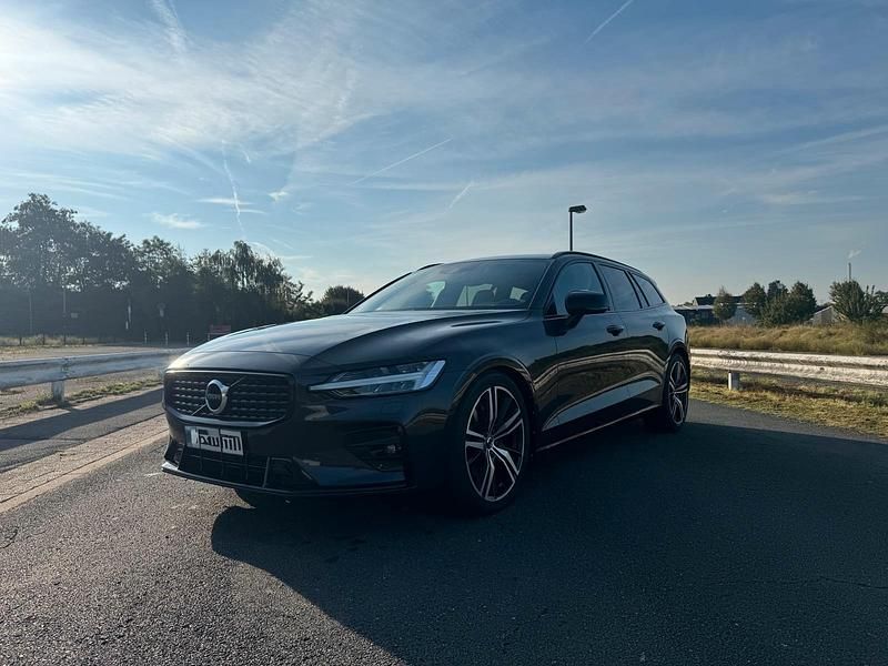 Grau Gebraucht 2019 Volvo V60 R-Design Kombi | 25.990 € (Fairer Preis) - Bild 1/4