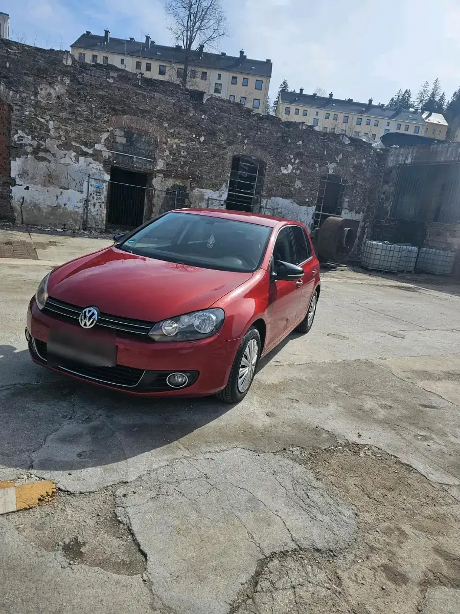 Gebraucht VW Golf VI 105 PS (77 kW) 2011 Rot Kleinwagen