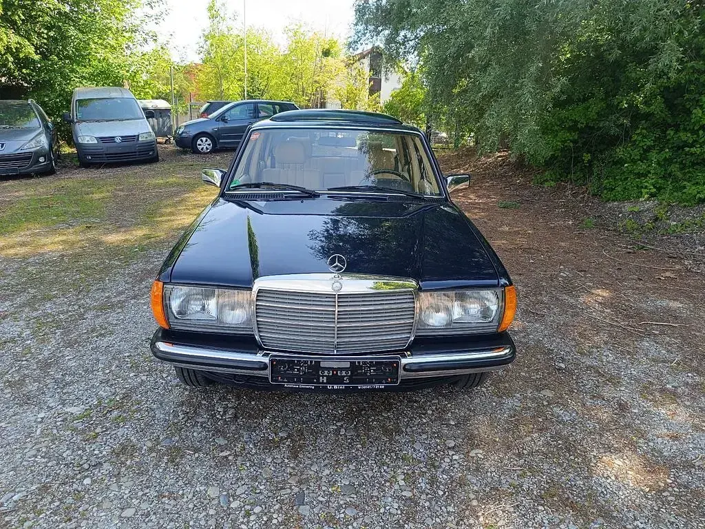 Gebraucht Mercedes E230 136 PS (100 kW) 1984 Blau Limousine