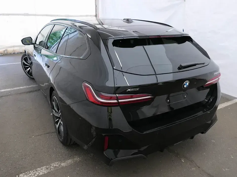 Gebraucht BMW 540 M Sport 303 PS (222 kW) 2025 Saphirschwarz Kombi