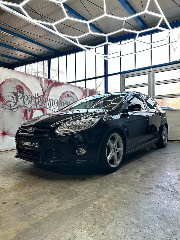 Schwarz Gebraucht 2011 Ford Focus Titanium Limousine | 9.999 € (Teuer) - Bild 1/4