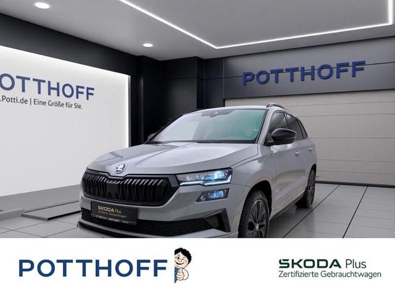 Grau Gebraucht 2024 Skoda Karoq SportLine SUV | 34.221 € (Superpreis) - Bild 1/4