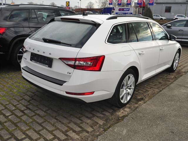 Gebraucht Skoda Superb Ambition 218 PS (160 kW) 2020 Candy weiss Kombi