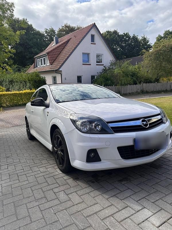 Weiß Gebraucht 2010 Opel Astra GTC Coupé | 2.450 € (Guter Preis) - Bild 1/4