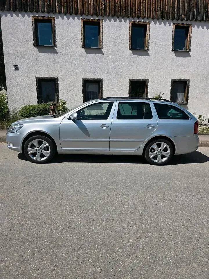 Używany Skoda Octavia 160 KM (117 kW) 2011 Srebrny Kombi
