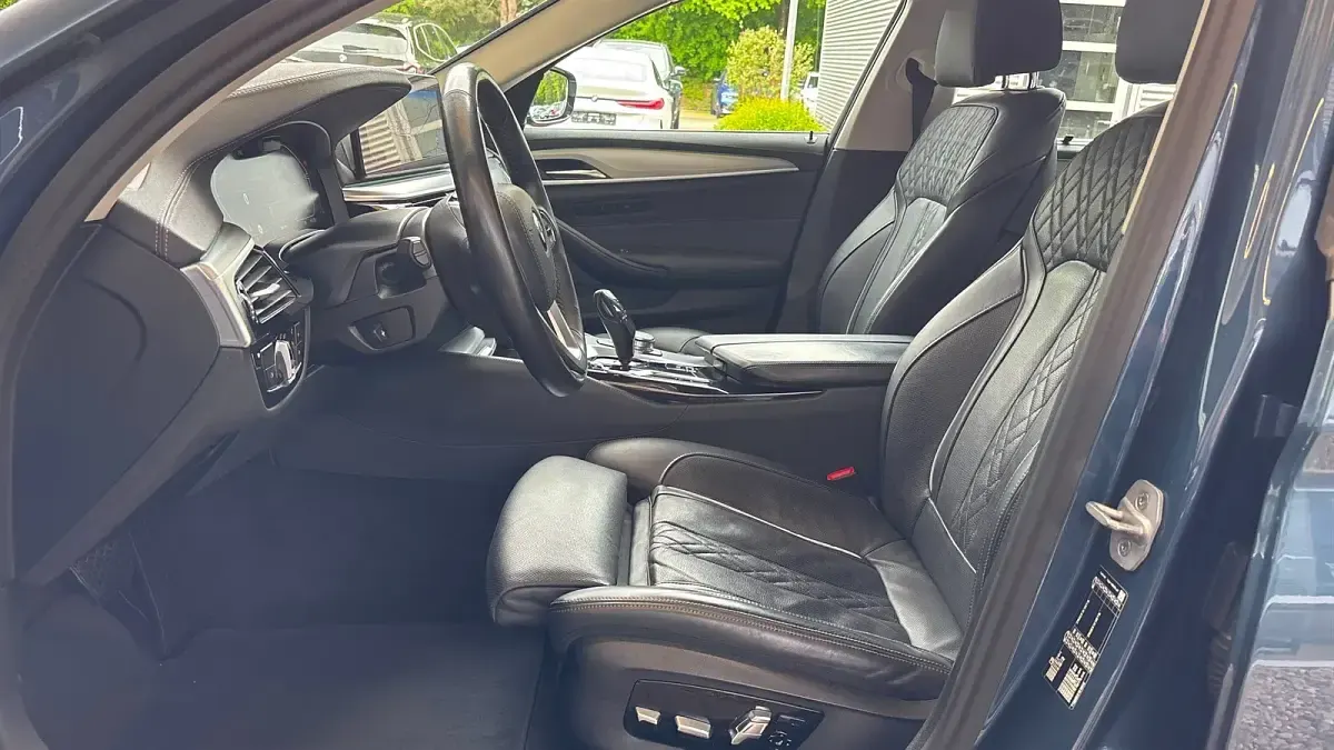 Gebraucht BMW 520 Efficient Dynamics 190 PS (139 kW) 2022 Arctic race blue metallic Kombi