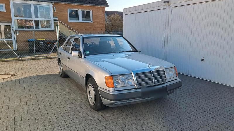 Gebraucht Mercedes E230 132 PS (97 kW) 1992 Silber Limousine