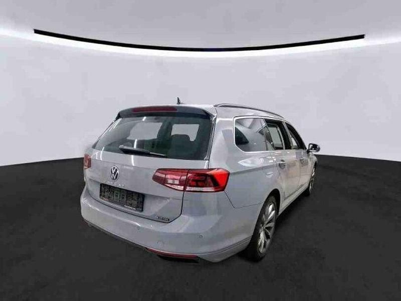 Gebraucht VW Passat 200 PS (147 kW) 2022 Grau Kombi