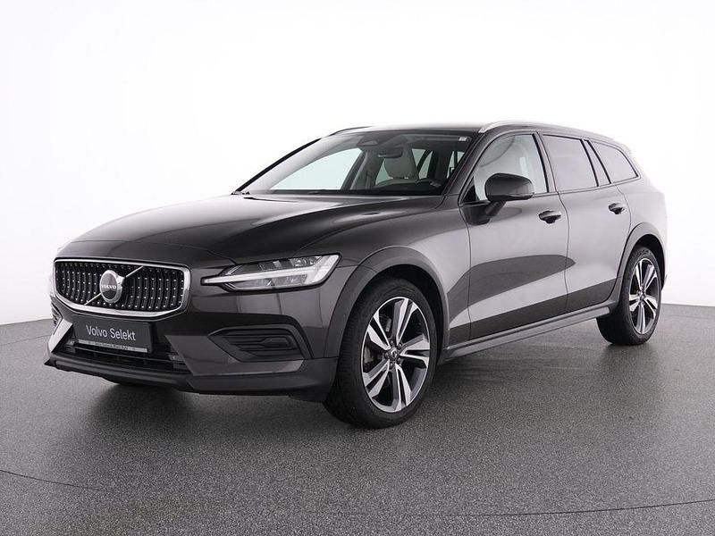 Gebraucht Volvo V60 CC Plus 197 PS (144 kW) 2023 Grau platinum grey / metallic Kombi