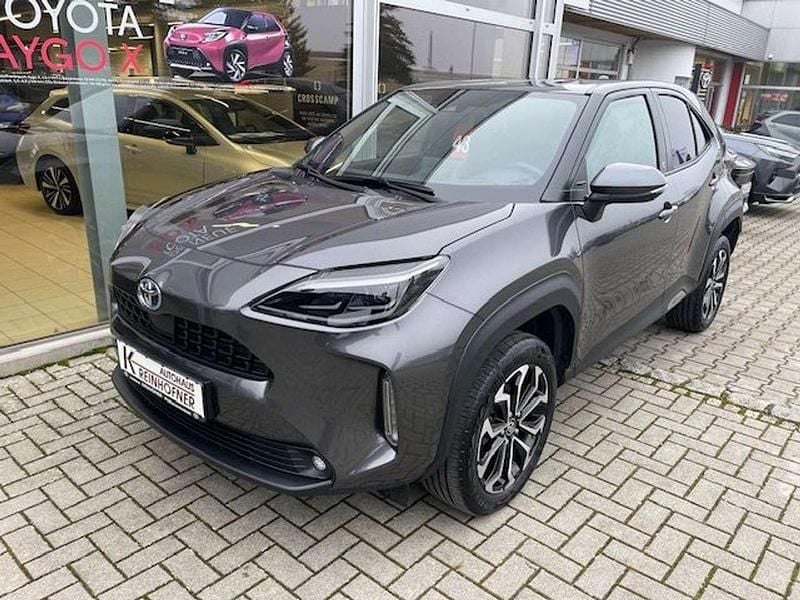 Marlingrau met. Gebraucht 2023 Toyota Yaris Cross Connect Style SUV | 22.450 € (Guter Preis) - Bild 1/4