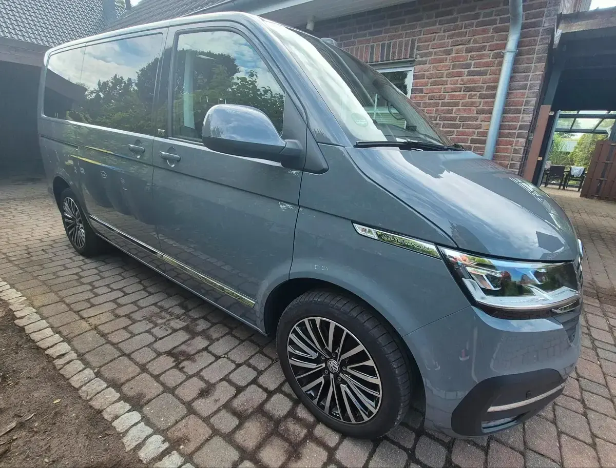 Gebraucht VW Multivan 204 PS (150 kW) 2022 Grau Van / Kleinbus