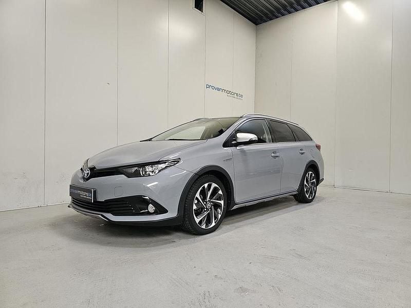 Grau Gebraucht 2019 Toyota Auris Hybrid Sport Limousine | 19.990 € - Bild 1/4