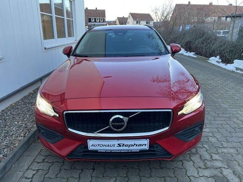 Gebraucht Volvo V60 Core 197 PS (144 kW) 2022 Rot Kombi