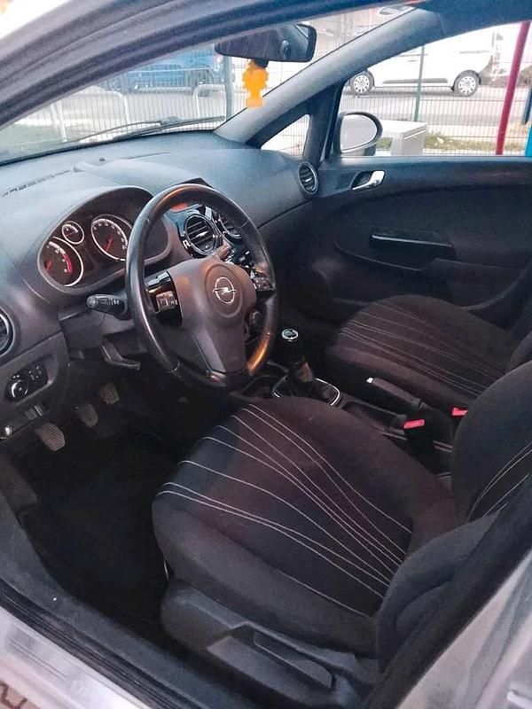 Gebraucht Opel Corsa 70 PS (51 kW) 2010 Silber Kleinwagen