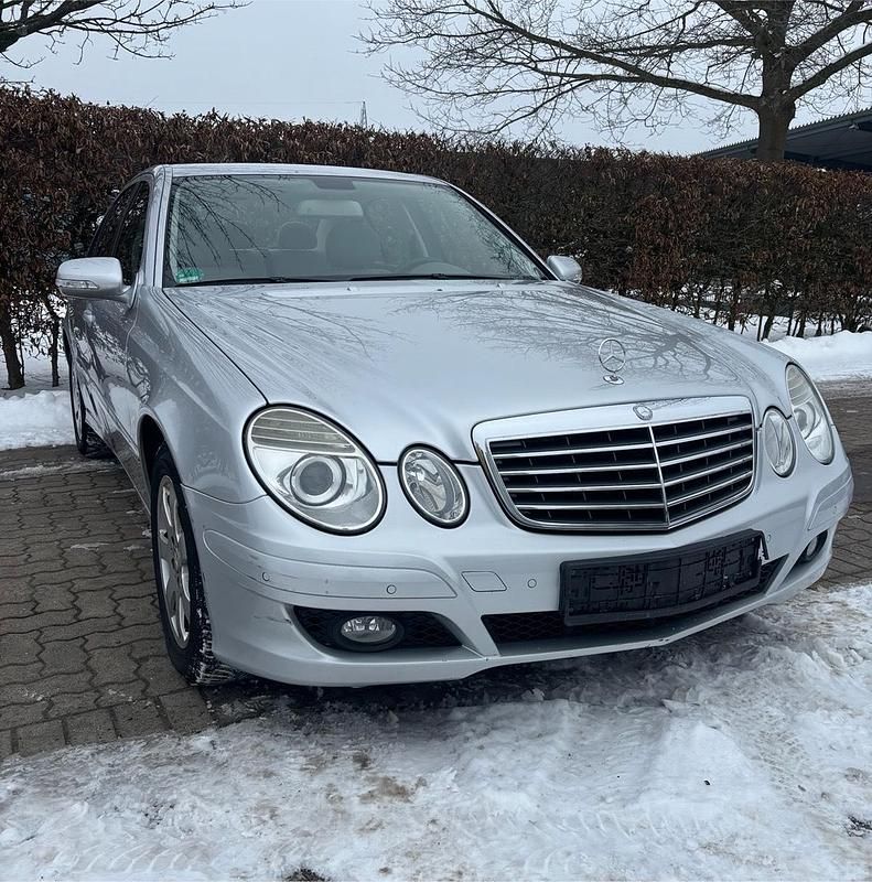 Silber Gebraucht 2008 Mercedes E200 Classic Limousine | 3.990 € (Guter Preis) - Bild 1/4