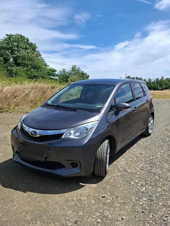 Grau Gebraucht 2011 Subaru Trezia Active Limousine | 3.990 € - Bild 1/4