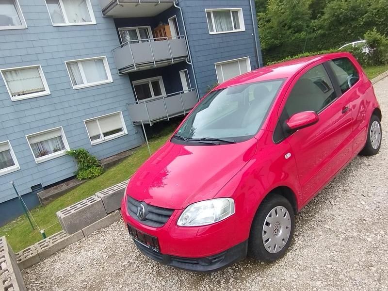 Rot Gebraucht 2010 VW Fox Kleinwagen | 2.990 € (Etwas zu teuer) - Bild 1/4