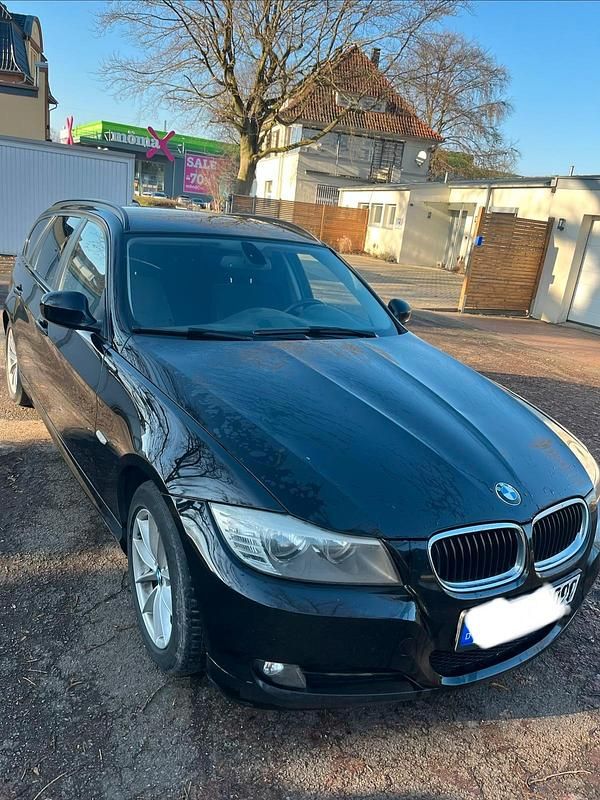Schwarz Gebraucht 2012 BMW 320 Kombi | 3.350 € (Superpreis) - Bild 1/4