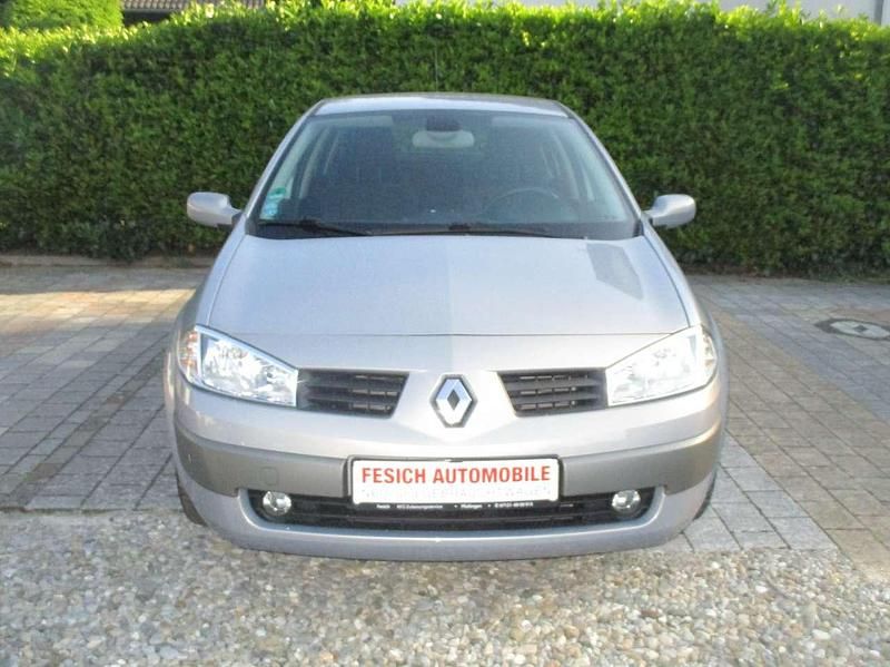 Grau Gebraucht 2004 Renault Mégane II Dynamique Limousine | 4.700 € - Bild 1/4