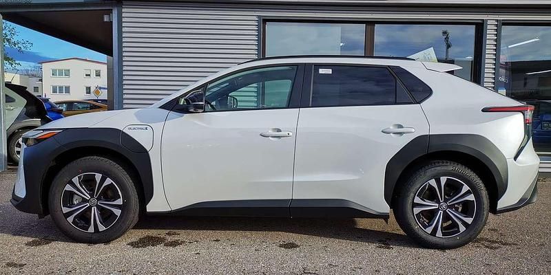 Gebraucht Toyota bZ4X Comfort 150 kW (204 PS) 2023 Platinumweiß perleffekt SUV