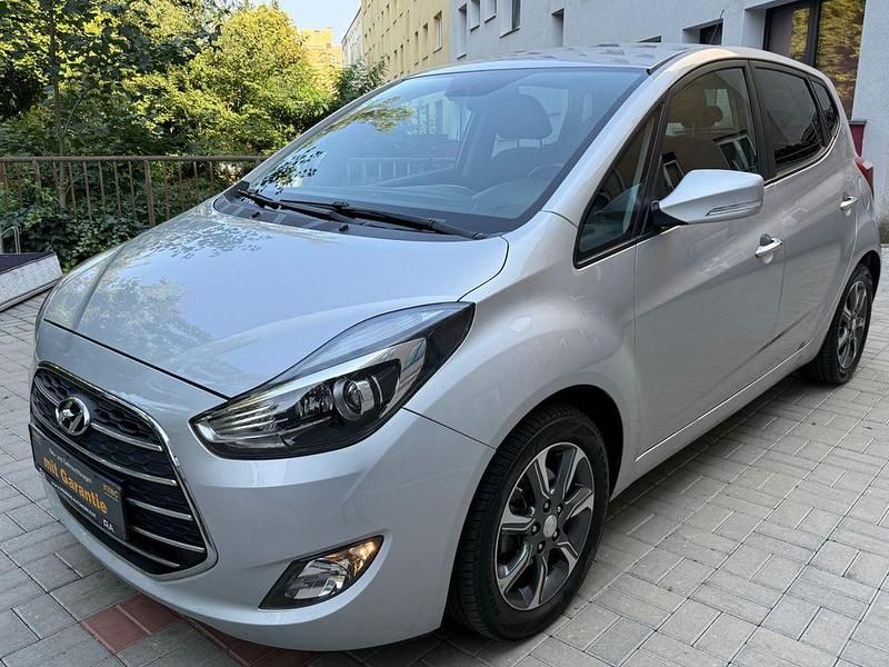 Silber Gebraucht 2016 Hyundai ix20 Van / Kleinbus | 10.980 € (Fairer Preis) - Bild 1/4