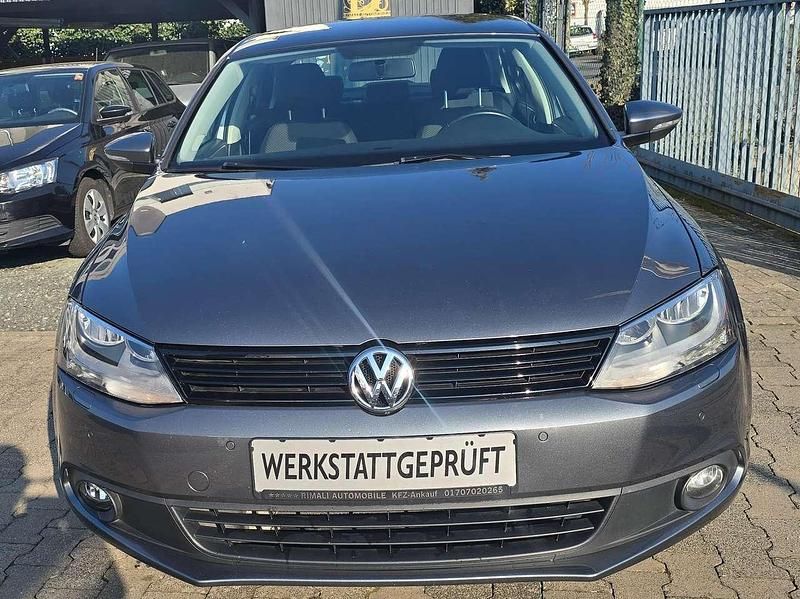 Gebraucht VW Jetta Trendline 105 PS (77 kW) 2011 Platinum grey metallic Limousine