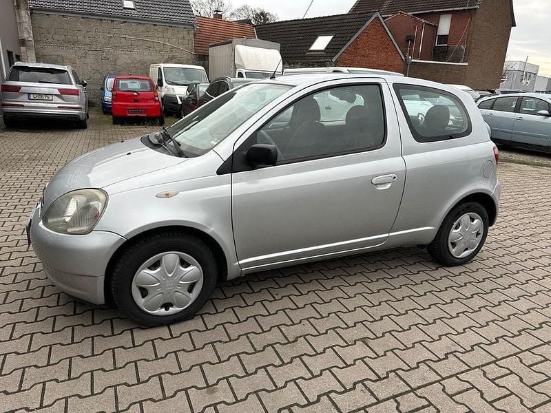 Silber Gebraucht 2001 Toyota Yaris Limousine | 1.950 € (Fairer Preis) - Bild 1/4