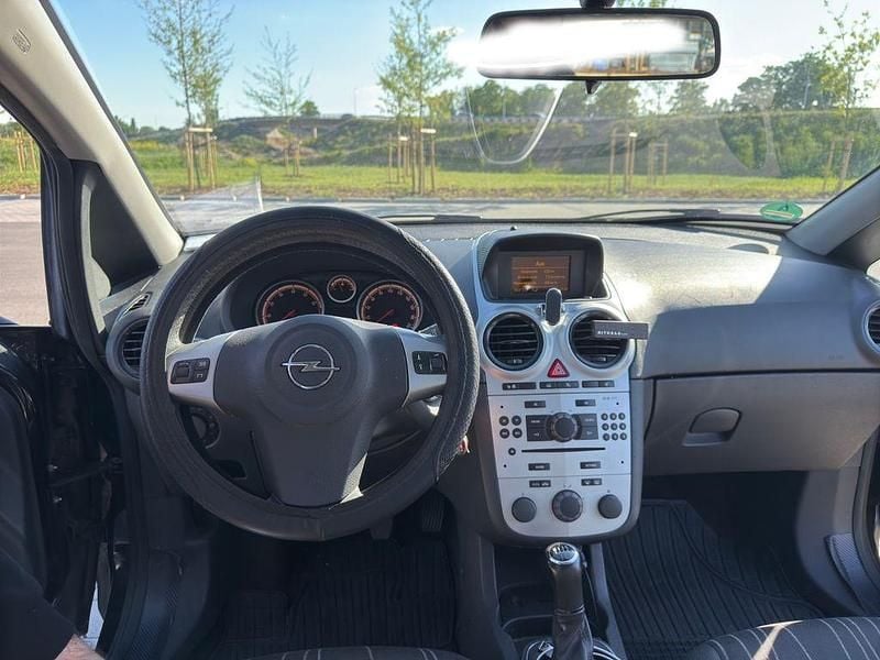 Używany Opel Corsa 80 KM (58 kW) 2008 Czarny Sedan/Limuzyna