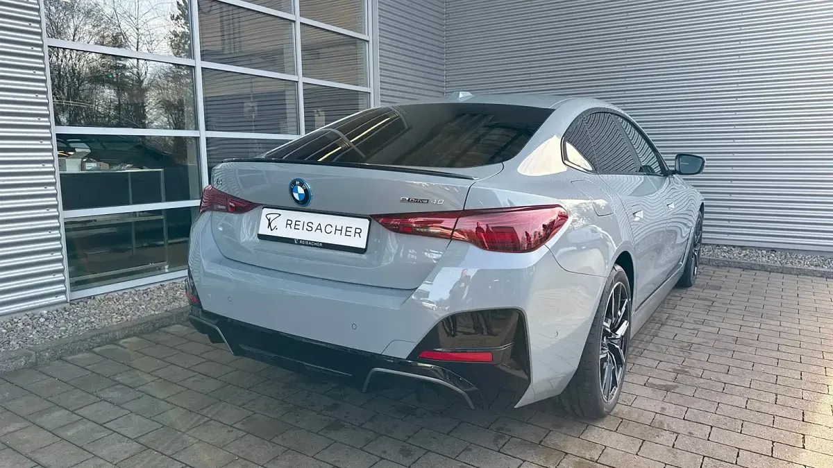 Gebraucht BMW i4 Comfort Edition 250 kW (340 PS) 2026 M brooklyn grau metallic Limousine