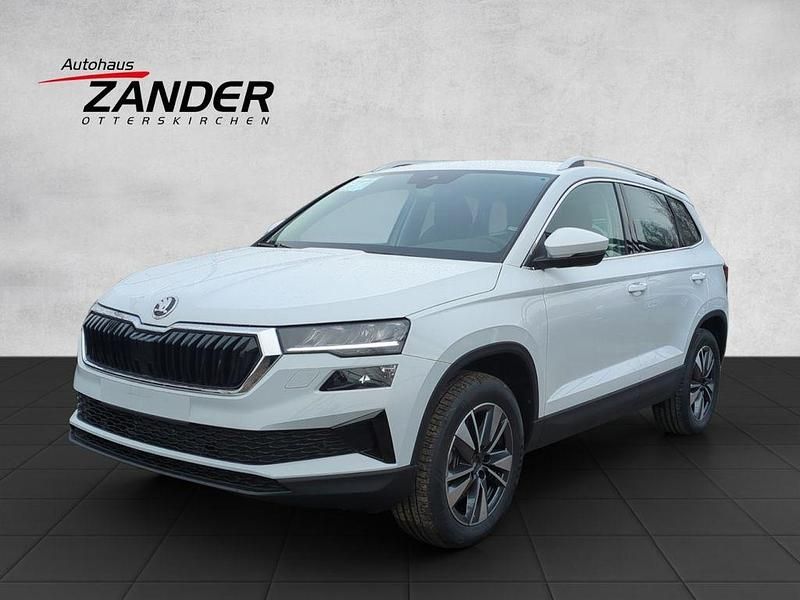 Moonweiß Neu 2025 Skoda Karoq Selection SUV | 37.970 € (Fairer Preis) - Bild 1/4