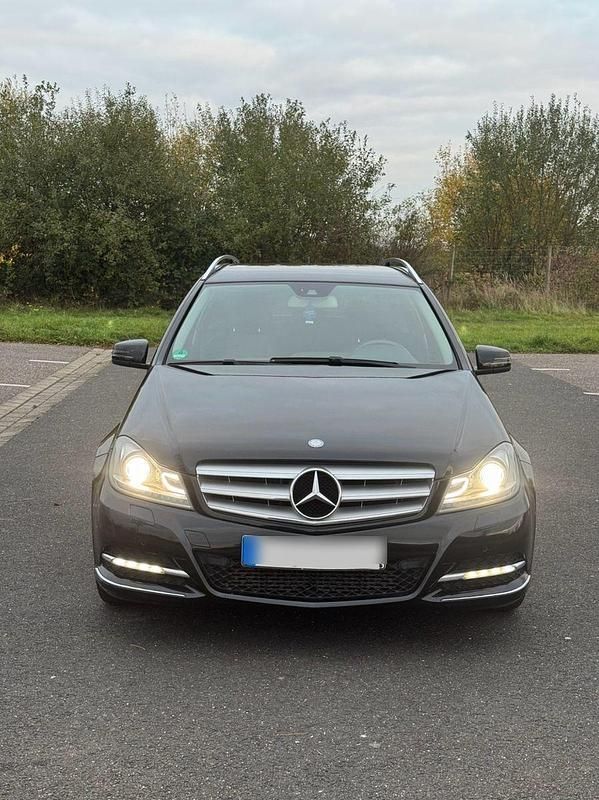 Schwarz Gebraucht 2013 Mercedes 220 Kombi | 11.200 € - Bild 1/4