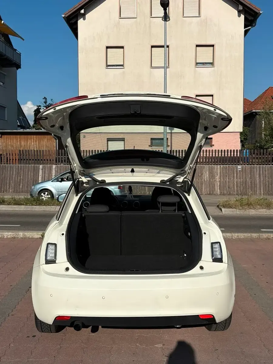 Gebraucht Audi A1 90 PS (66 kW) 2011 Weiß Kleinwagen
