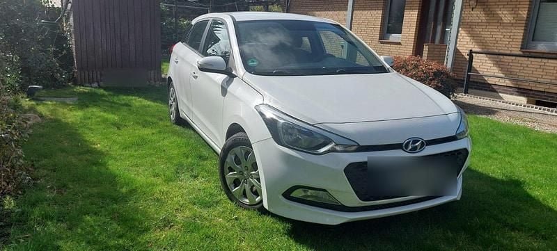 Gebraucht Hyundai i20 75 PS (55 kW) 2017 Weiß Limousine