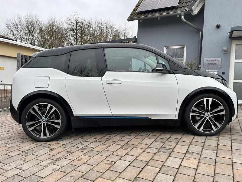 Gebraucht BMW i3 Performance 135 kW (184 PS) 2022 Capparis weiss akzent i blau Kleinwagen