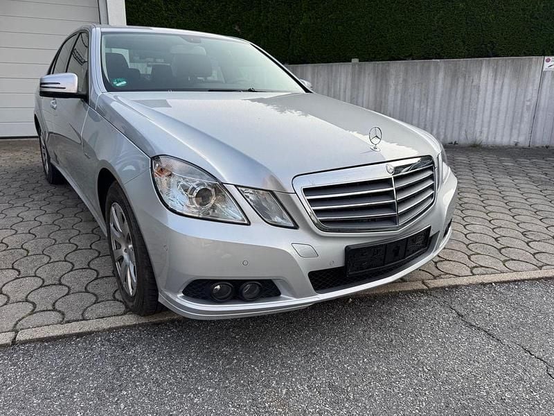 Silber Gebraucht 2010 Mercedes E200 Limousine | 11.900 € (Guter Preis) - Bild 1/4