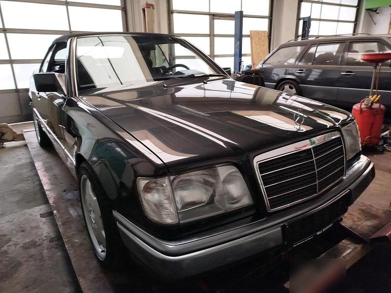 Gebraucht Mercedes E220 150 PS (110 kW) 1994 Schwarz Cabrio