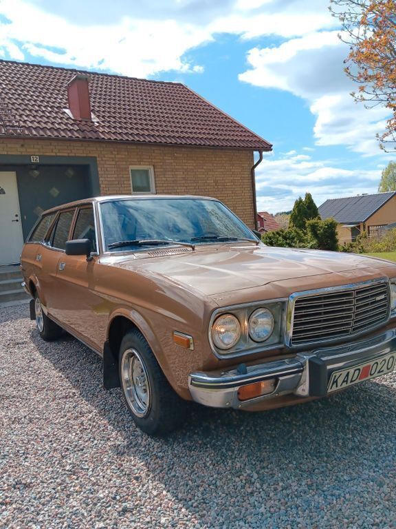 Braun Gebraucht 1976 Mazda 929 Limousine | 6.500 € - Bild 1/4