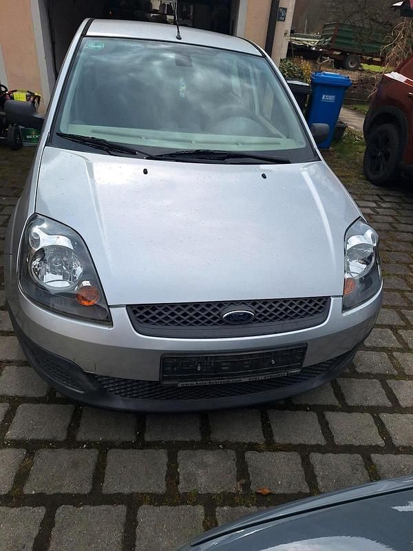 Gebraucht Ford Fiesta 60 PS (44 kW) 2007 Silber Kleinwagen