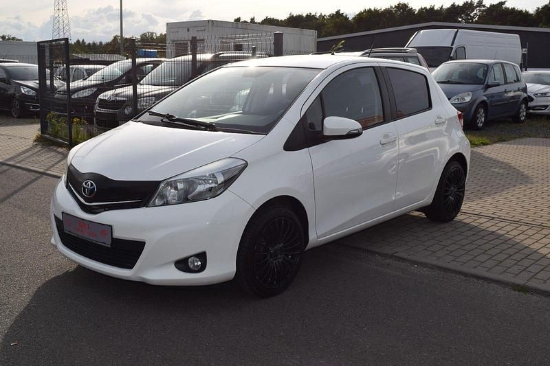 Weiß Gebraucht 2012 Toyota Yaris Kleinwagen | 5.990 € (Fairer Preis) - Bild 1/4