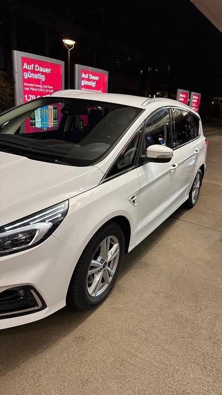 Weiß Gebraucht 2021 Ford S-MAX S Van / Kleinbus | 22.000 € (Teuer) - Bild 1/4
