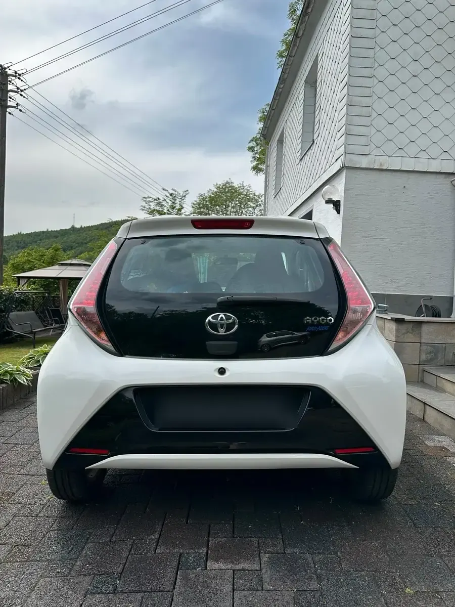Gebraucht Toyota Aygo 69 PS (50 kW) 2017 Weiß Kleinwagen