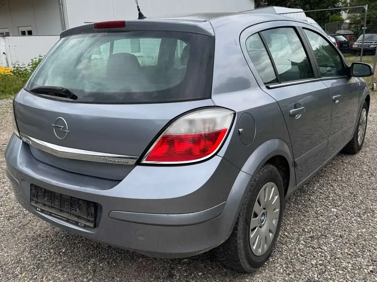 Gebraucht Opel Astra Cosmo 105 PS (77 kW) 2006 Lichtsilber m2 Limousine