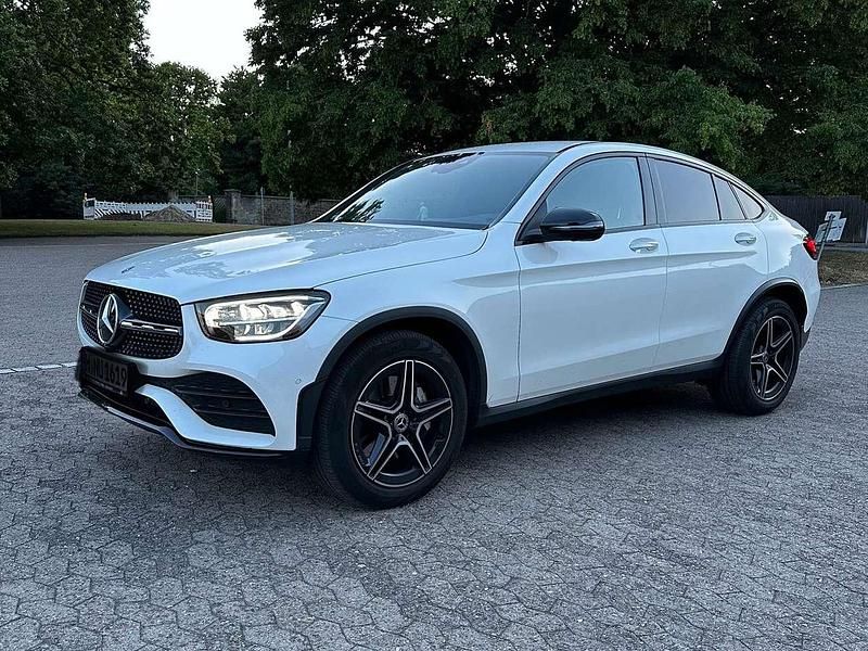 Weiß Gebraucht 2022 Mercedes GLC300 AMG line Coupé | 49.450 € (Fairer Preis) - Bild 1/4
