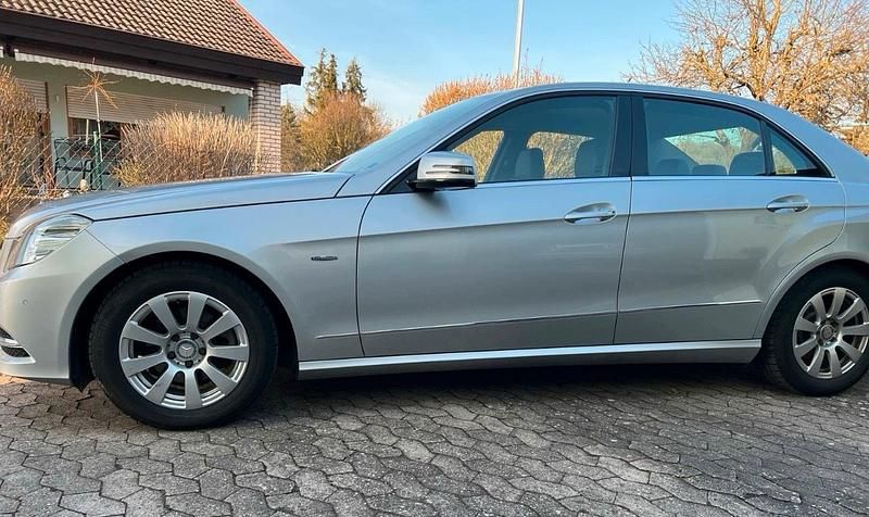 Gebraucht Mercedes E200 Avantgarde 184 PS (135 kW) 2012 Silber Limousine