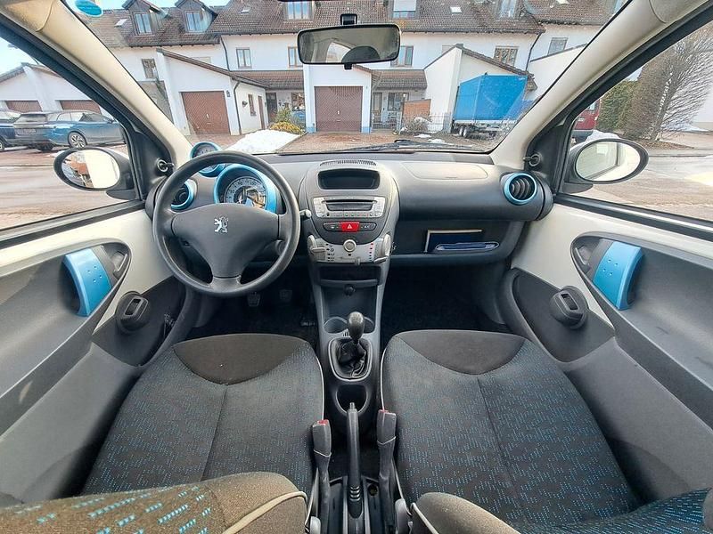 Gebraucht Peugeot 107 Urban Move 68 PS (50 kW) 2011 Weiß Kleinwagen